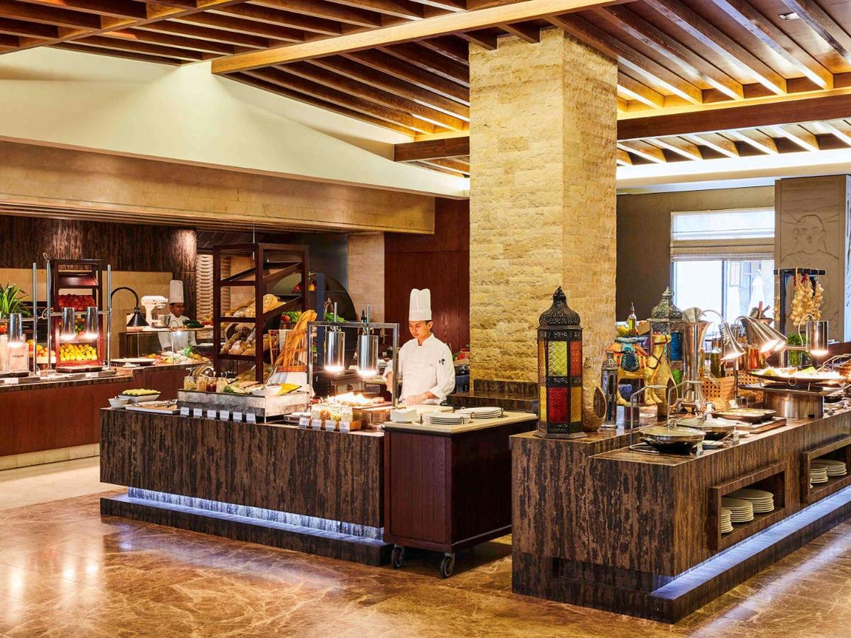 Sofitel Dubai Palm Apartments Exterior foto The buffet at the hotel